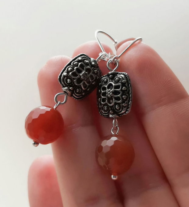 Cercei lungi vintage, argintați, cu Carnelian natural