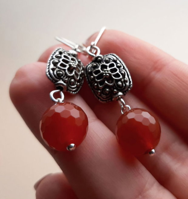 Cercei lungi vintage, argintați, cu Carnelian natural