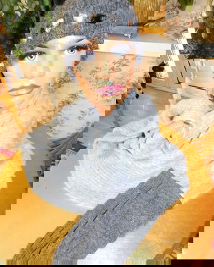 Caciulita noua ,  esarfa foarte  mare si   fina  si manusi   asortate , noi