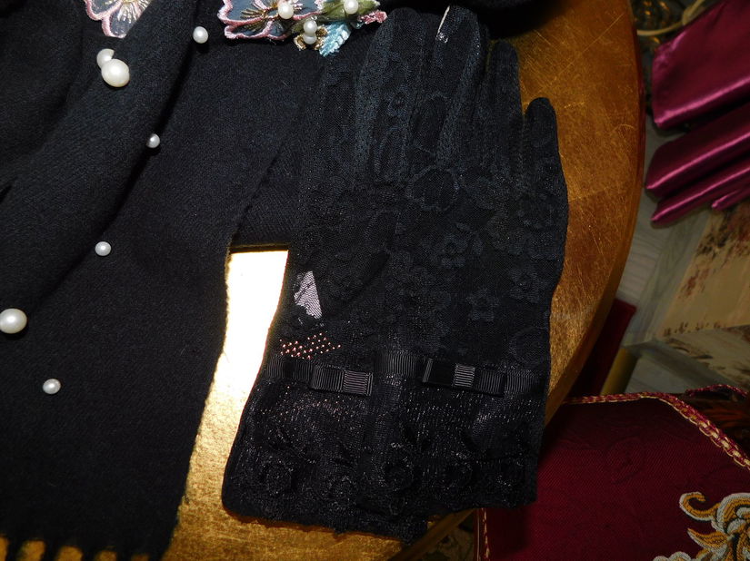 Sal nou broderie  si margele la un capat , manusi noi dantela