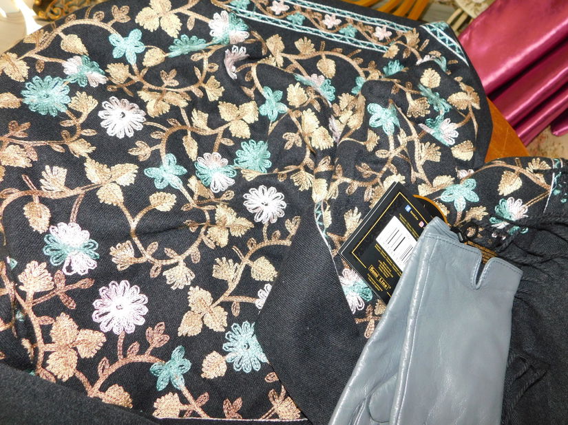 Manusi noi  piele naturala  XL ,  esarfa mare  noua broderie  mecanica multicolora