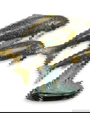 Pesti koi-statueta din bronz pe un soclu din marmura