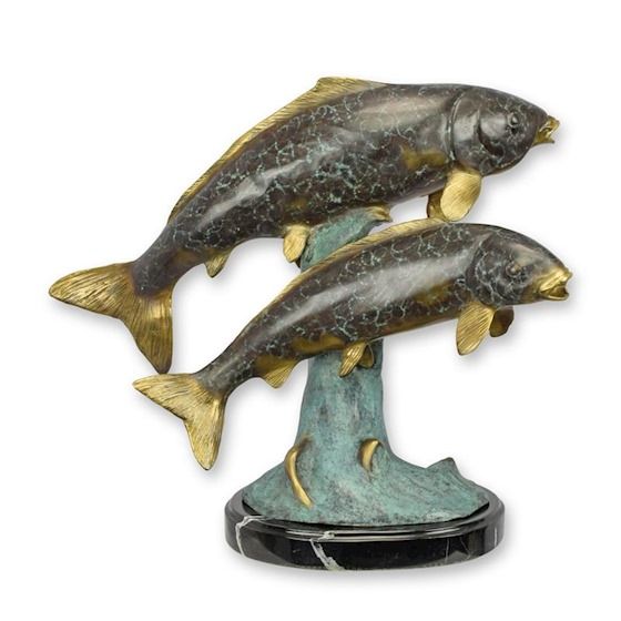 Pesti koi-statueta din bronz pe un soclu din marmura
