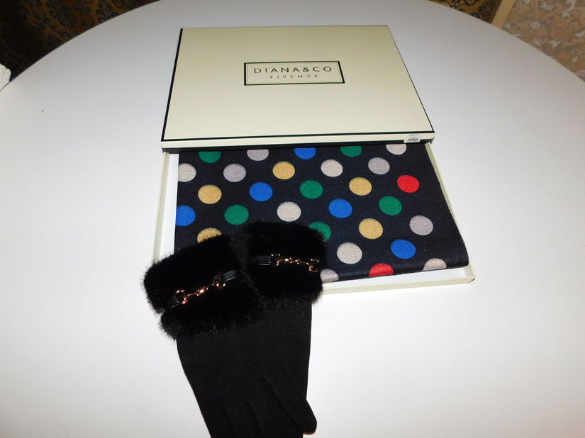Esarfa noua,  ambalaj original, Diane & Co Firenze  manusi DianeCo Firenze