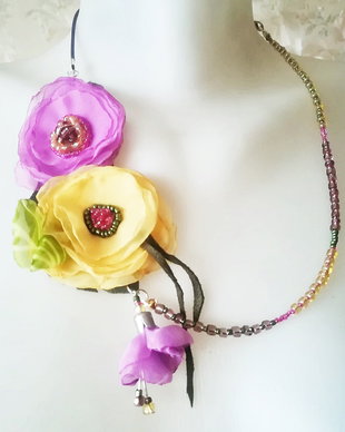 colier floral mov lavanda si galben pal