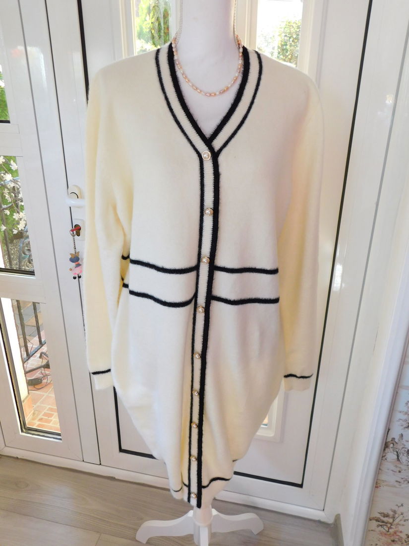 Cardigan nou ,  gros, lung,  moale ,  fin  masura 50, colier  perle  cadou