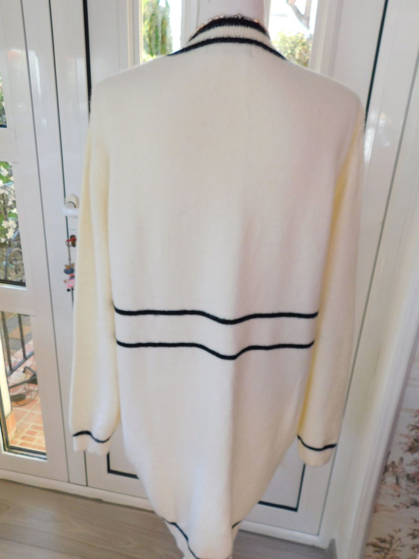 Cardigan nou ,  gros, lung,  moale ,  fin  masura 50, colier  perle  cadou