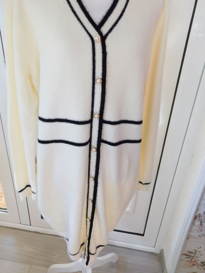 Cardigan nou ,  gros, lung,  moale ,  fin  masura 50, colier  perle  cadou