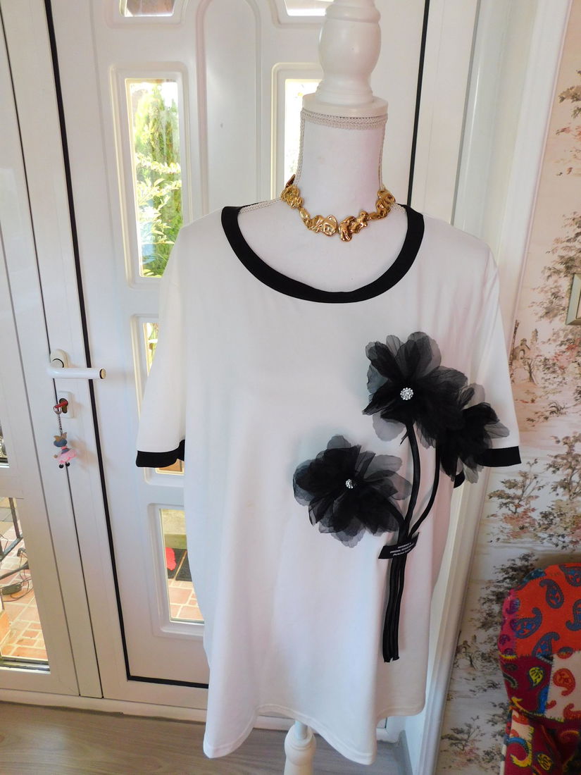 Bluza  noua eleganta   ,  50 - 52 aplicatii florale  fine,  colier cadou