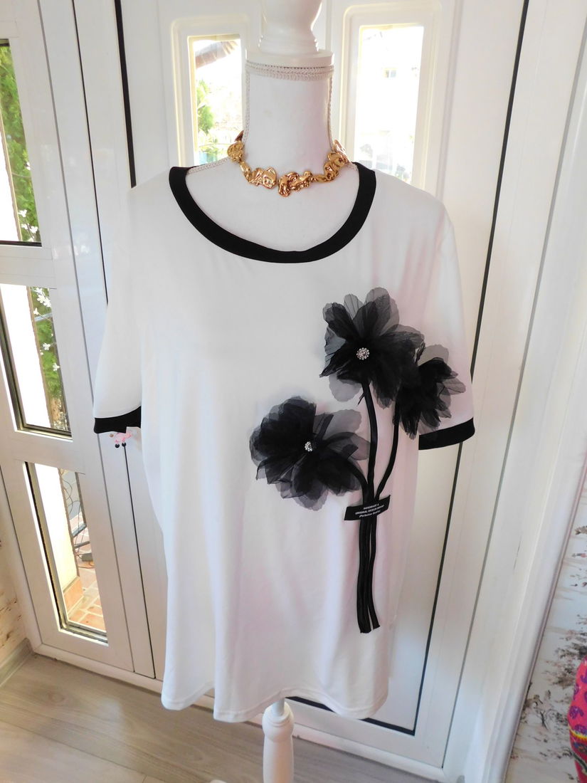 Bluza  noua eleganta   ,  50 - 52 aplicatii florale  fine,  colier cadou
