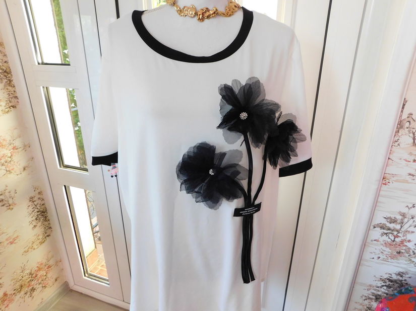 Bluza  noua eleganta   ,  50 - 52 aplicatii florale  fine,  colier cadou