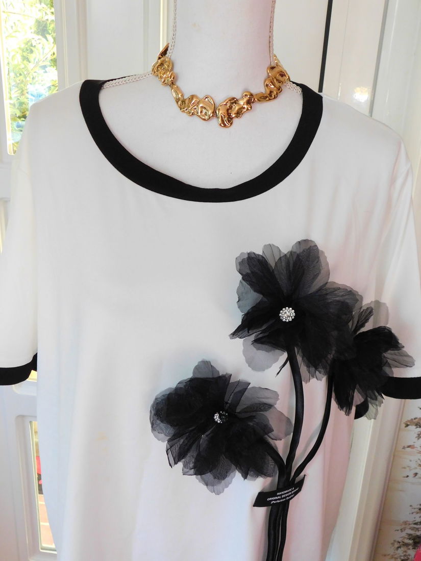 Bluza  noua eleganta   ,  50 - 52 aplicatii florale  fine,  colier cadou