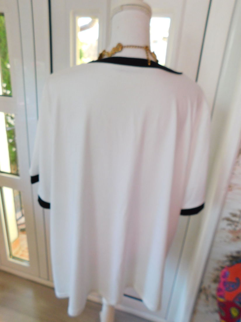 Bluza  noua eleganta   ,  50 - 52 aplicatii florale  fine,  colier cadou