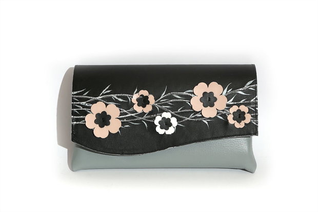 Plic din piele gri deschis, cu capac negru si aplicatii florale