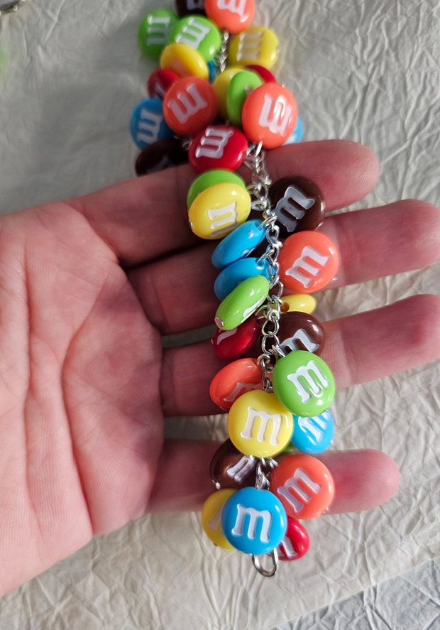 Brățară colorată cu bomboane M&M