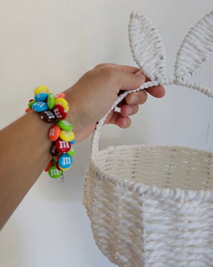Brățară colorată cu bomboane M&M