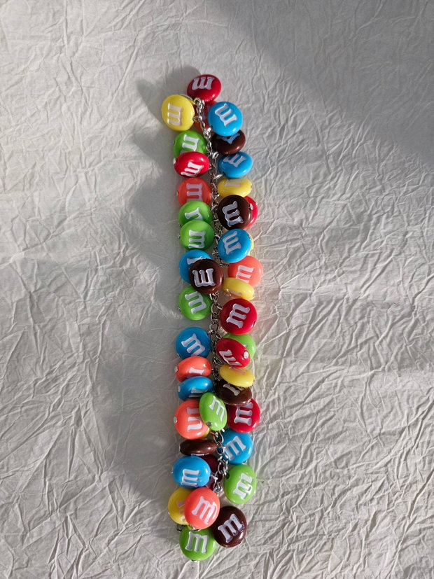 Brățară colorată cu bomboane M&M