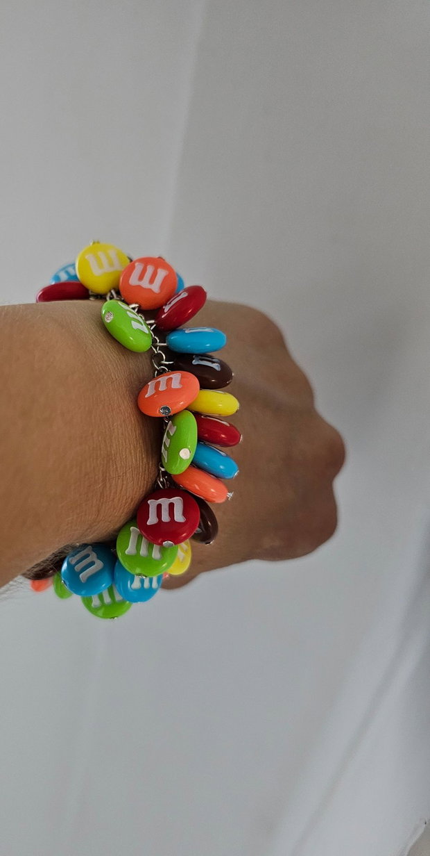 Brățară colorată cu bomboane M&M