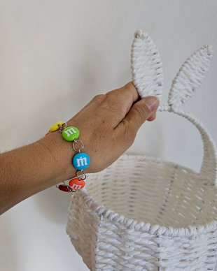 Brățară cu bombonele M&M