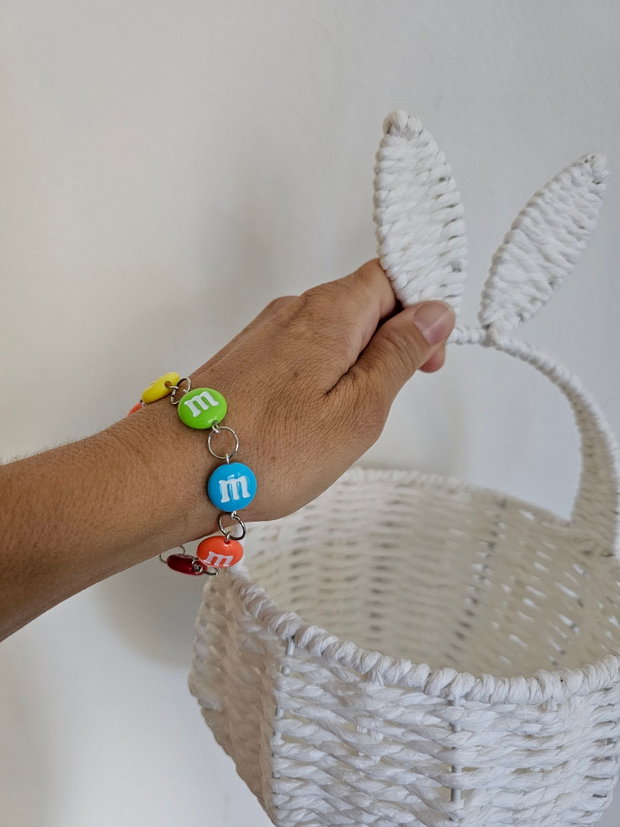 Brățară cu bombonele M&M