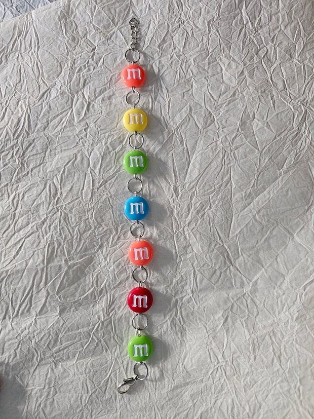 Brățară cu bombonele M&M