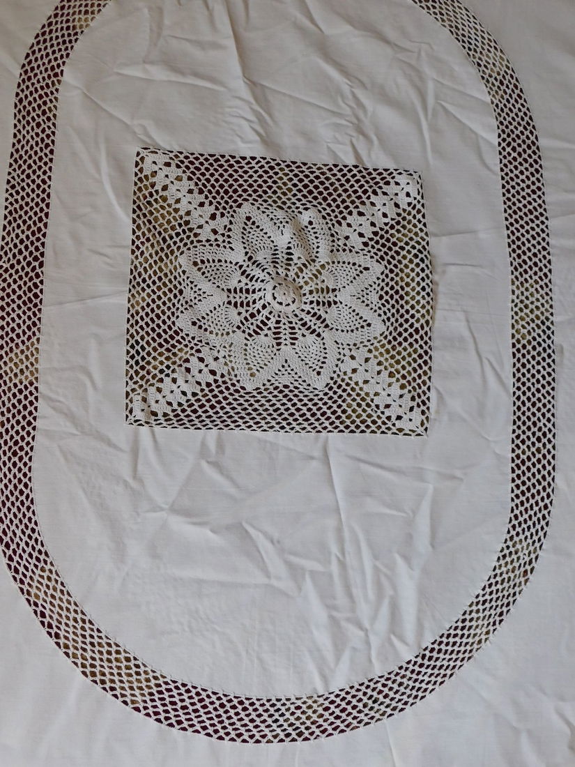 Fata  de masa vintage , ovala , bumbac , dantela , lucrata de mina