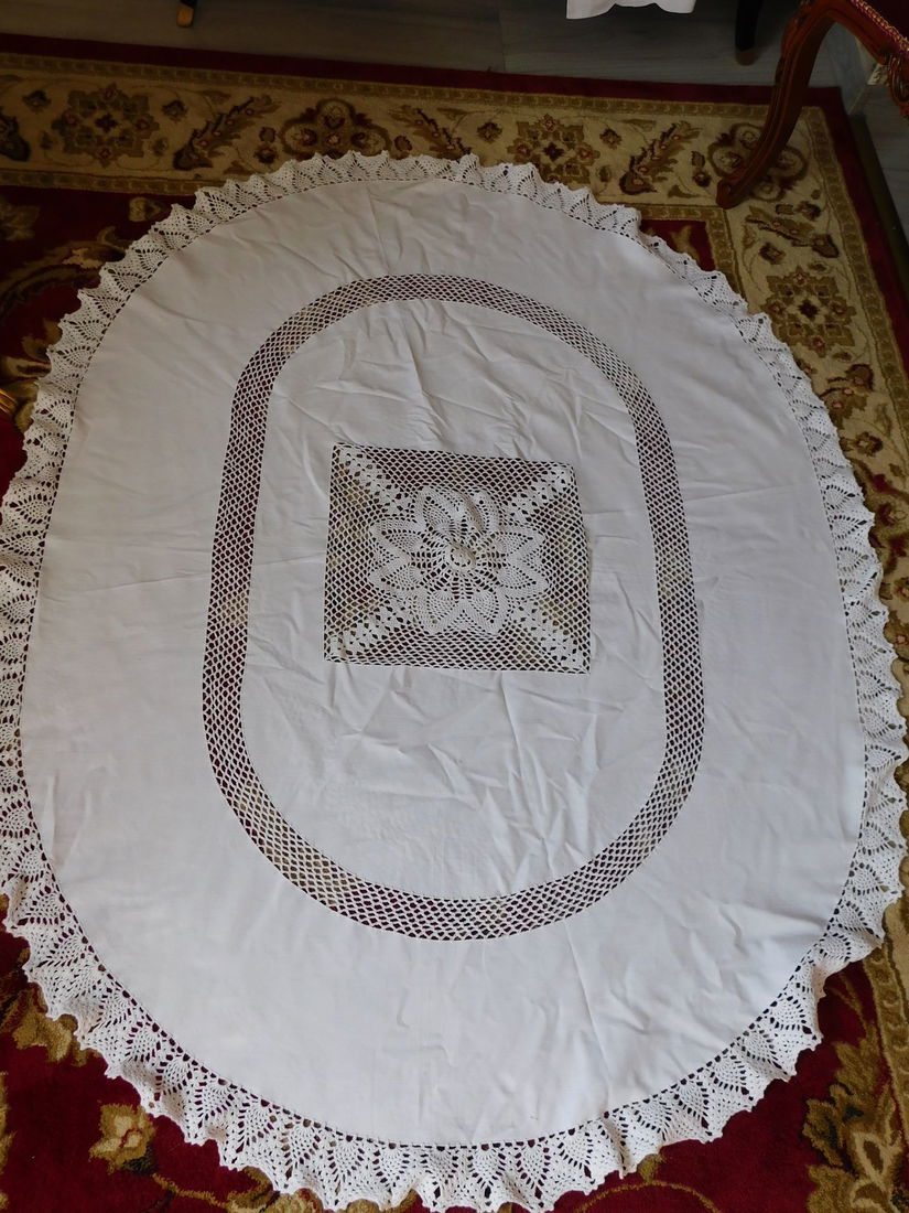 Fata  de masa vintage , ovala , bumbac , dantela , lucrata de mina