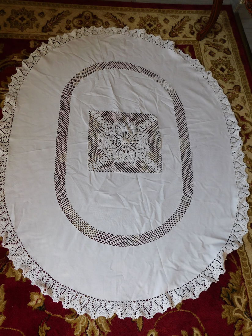 Fata  de masa vintage , ovala , bumbac , dantela , lucrata de mina