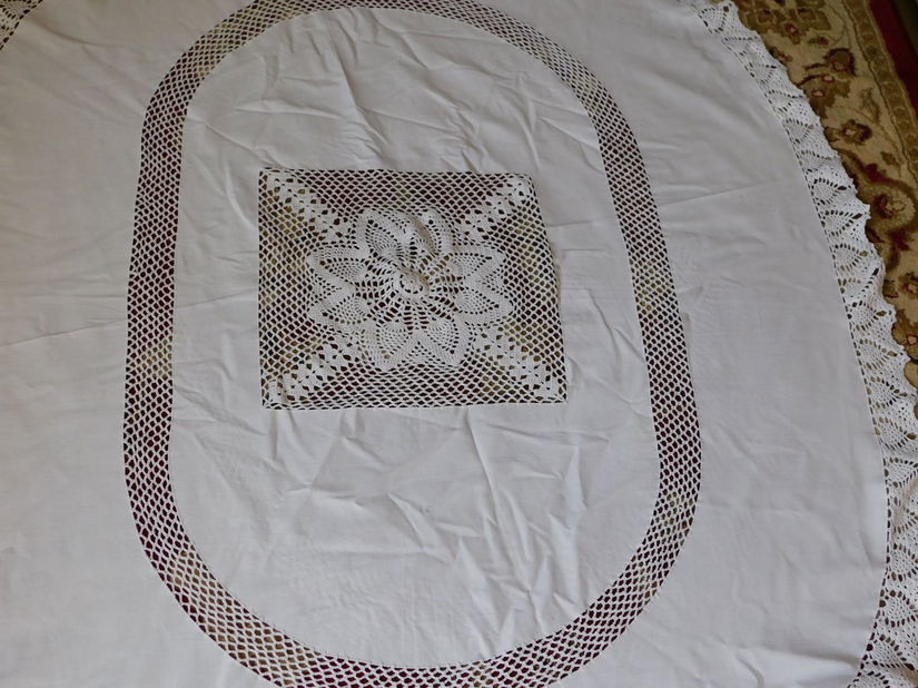 Fata  de masa vintage , ovala , bumbac , dantela , lucrata de mina