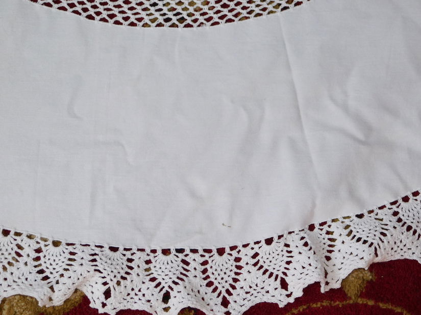 Fata  de masa vintage , ovala , bumbac , dantela , lucrata de mina