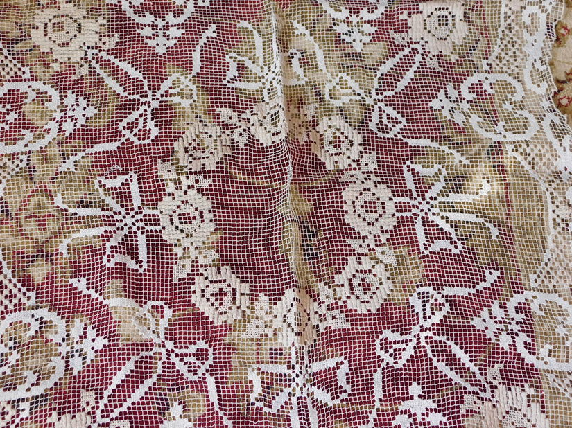 Fata de masa  vintage  dantela , interbelica ,  lucrata de mina in totalitate