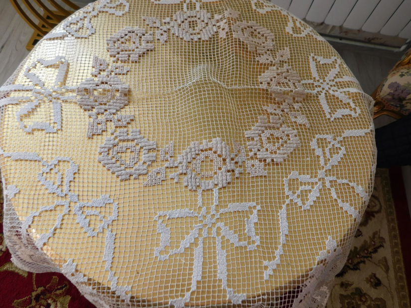 Fata de masa  vintage  dantela , interbelica ,  lucrata de mina in totalitate