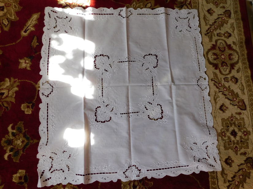 Fata de masa  vintage , broderie sparta elaborata , alba , deosebita
