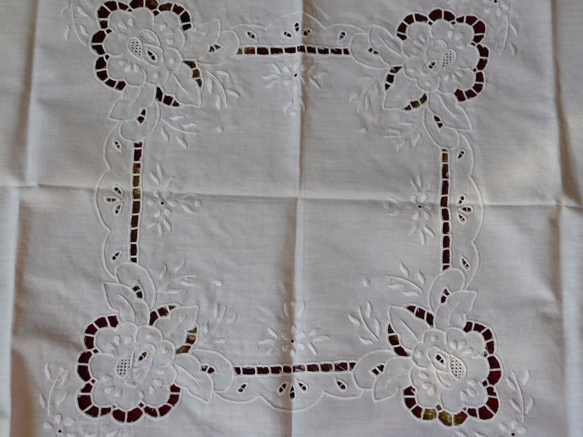Fata de masa  vintage , broderie sparta elaborata , alba , deosebita