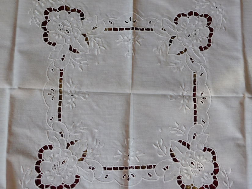 Fata de masa  vintage , broderie sparta elaborata , alba , deosebita