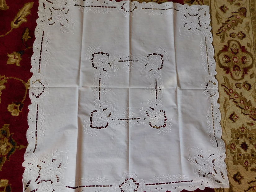 Fata de masa  vintage , broderie sparta elaborata , alba , deosebita