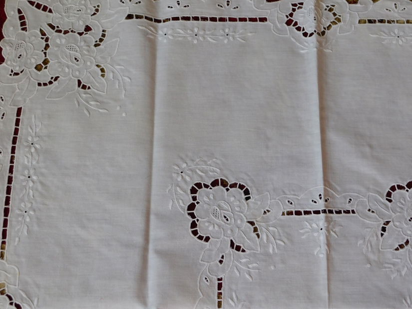 Fata de masa  vintage , broderie sparta elaborata , alba , deosebita