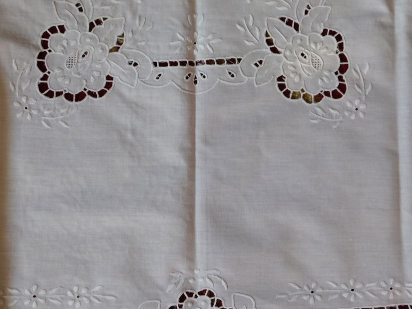 Fata de masa  vintage , broderie sparta elaborata , alba , deosebita