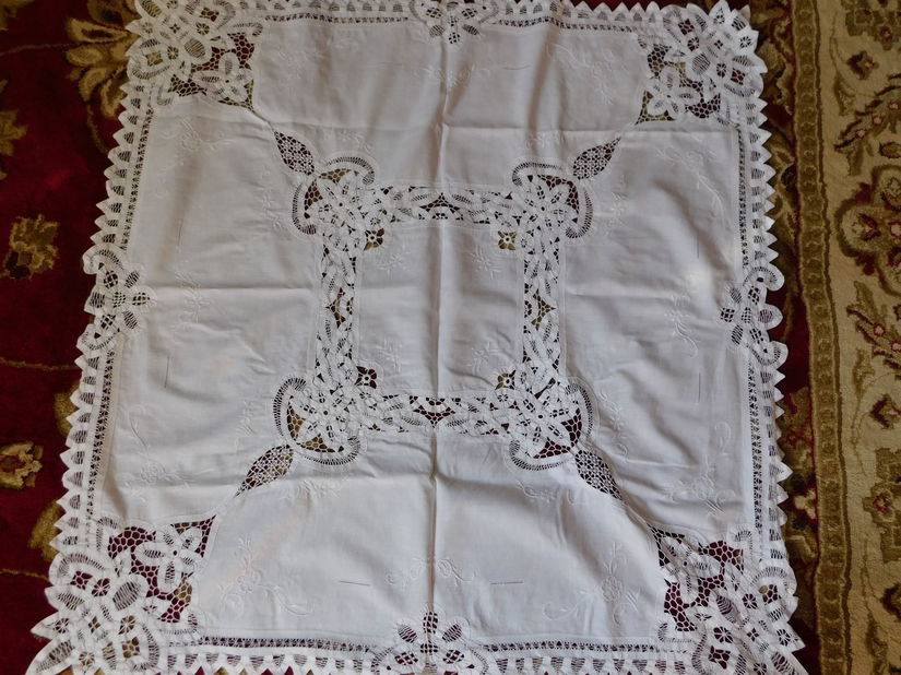 Fata de masa vintage  ,foarte  elaborata ,  panglici, broderie sparta ,  lucru manual  in totalitate
