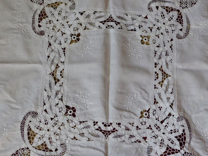 Fata de masa vintage  ,foarte  elaborata ,  panglici, broderie sparta ,  lucru manual  in totalitate