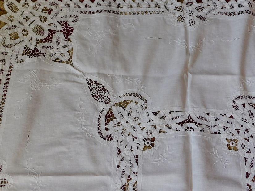 Fata de masa vintage  ,foarte  elaborata ,  panglici, broderie sparta ,  lucru manual  in totalitate