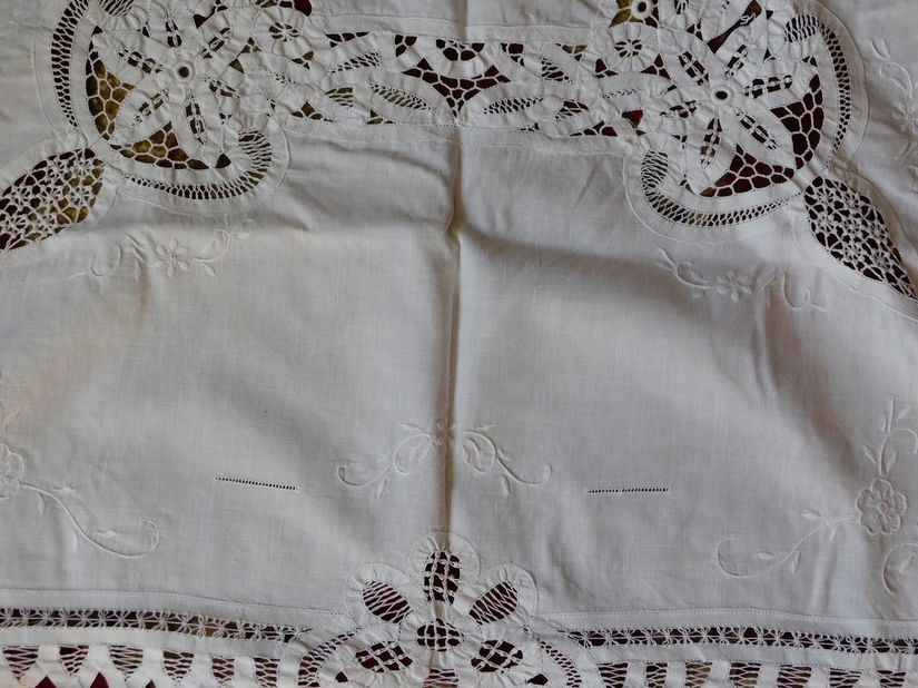 Fata de masa vintage  ,foarte  elaborata ,  panglici, broderie sparta ,  lucru manual  in totalitate