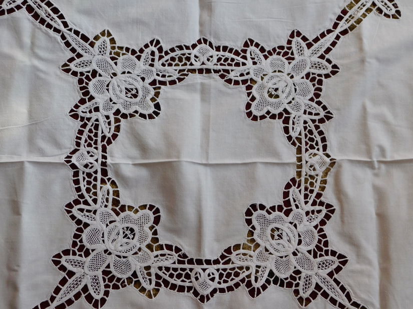Fata  de masa  vintage ,  extraordinara , lucrata  deosebit ,  broderie, sparta , panglici , lucru manual  1 m x 1 m