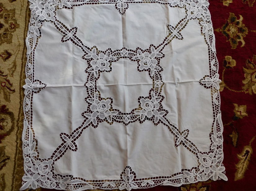 Fata  de masa  vintage ,  extraordinara , lucrata  deosebit ,  broderie, sparta , panglici , lucru manual  1 m x 1 m