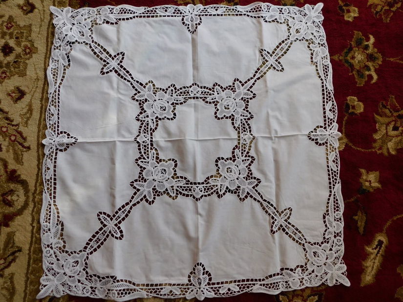 Fata  de masa  vintage ,  extraordinara , lucrata  deosebit ,  broderie, sparta , panglici , lucru manual  1 m x 1 m