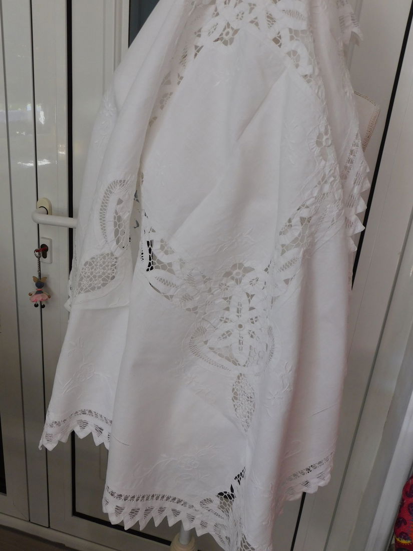 Fata  de masa  vintage ,  extraordinara , lucrata  deosebit ,  broderie, sparta , panglici , lucru manual  1 m x 1 m