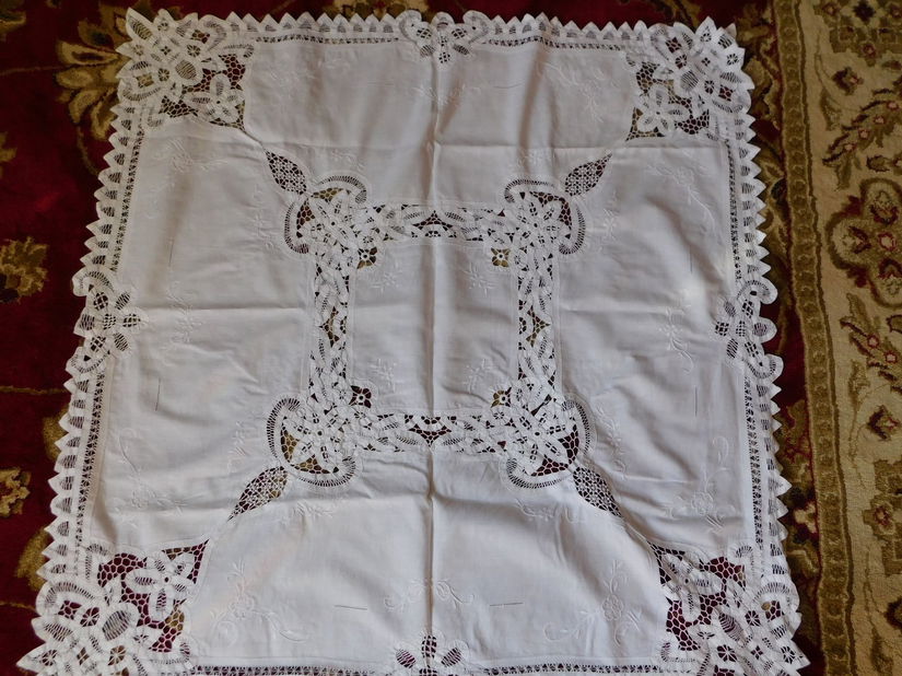 Fata  de masa  vintage ,  extraordinara , lucrata  deosebit ,  broderie, sparta , panglici , lucru manual  1 m x 1 m