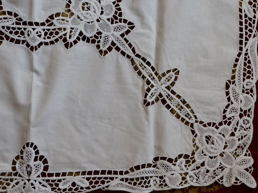 Fata  de masa  vintage ,  extraordinara , lucrata  deosebit ,  broderie, sparta , panglici , lucru manual  1 m x 1 m