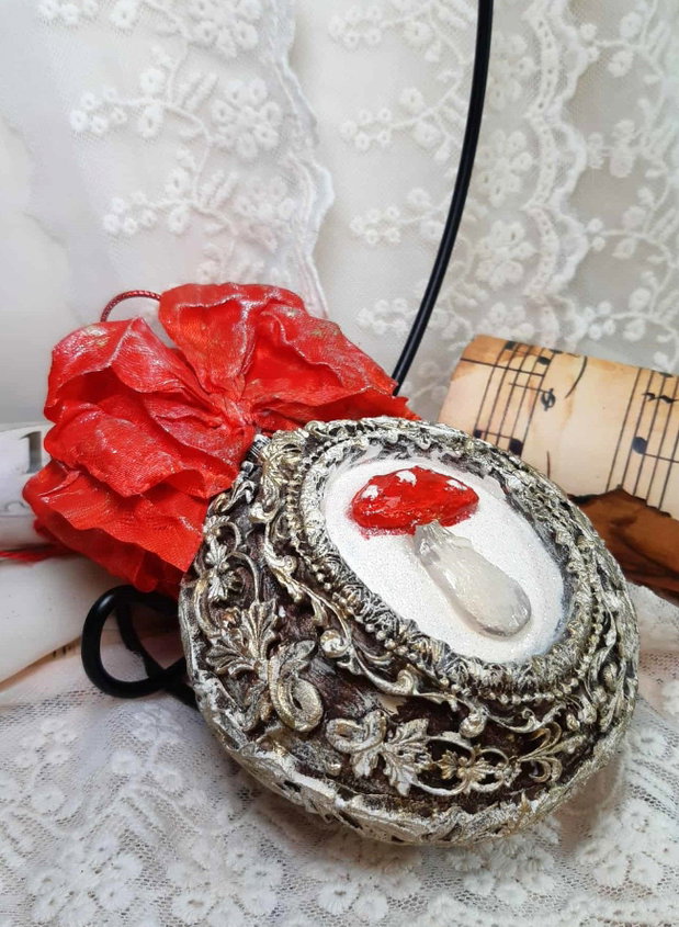 Accent pe magie si vintage - glob decorat manual, cu ciupercuta