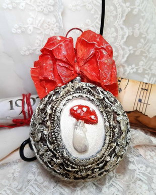 Accent pe magie si vintage - glob decorat manual, cu ciupercuta